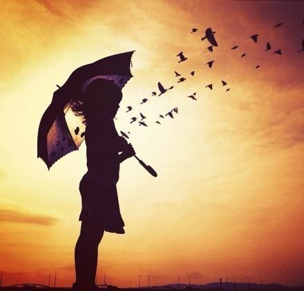 如果难过,就努力抬头望天空吧,望着望着就忘了……它那么大,一定恳栽